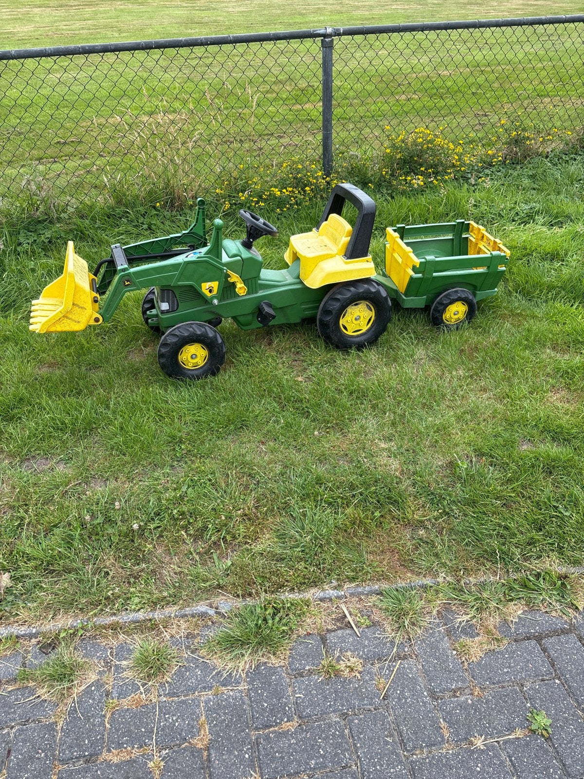 Kinder tractor met aanhanger en schepbak john deere, Ophalen, Gebruikt