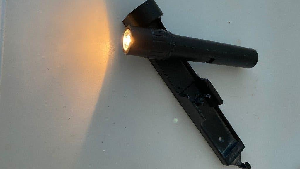 Compacte zwarte zaklamp met clip, Kunststof, Zwart, Ophalen of Verzenden, Zo goed als nieuw