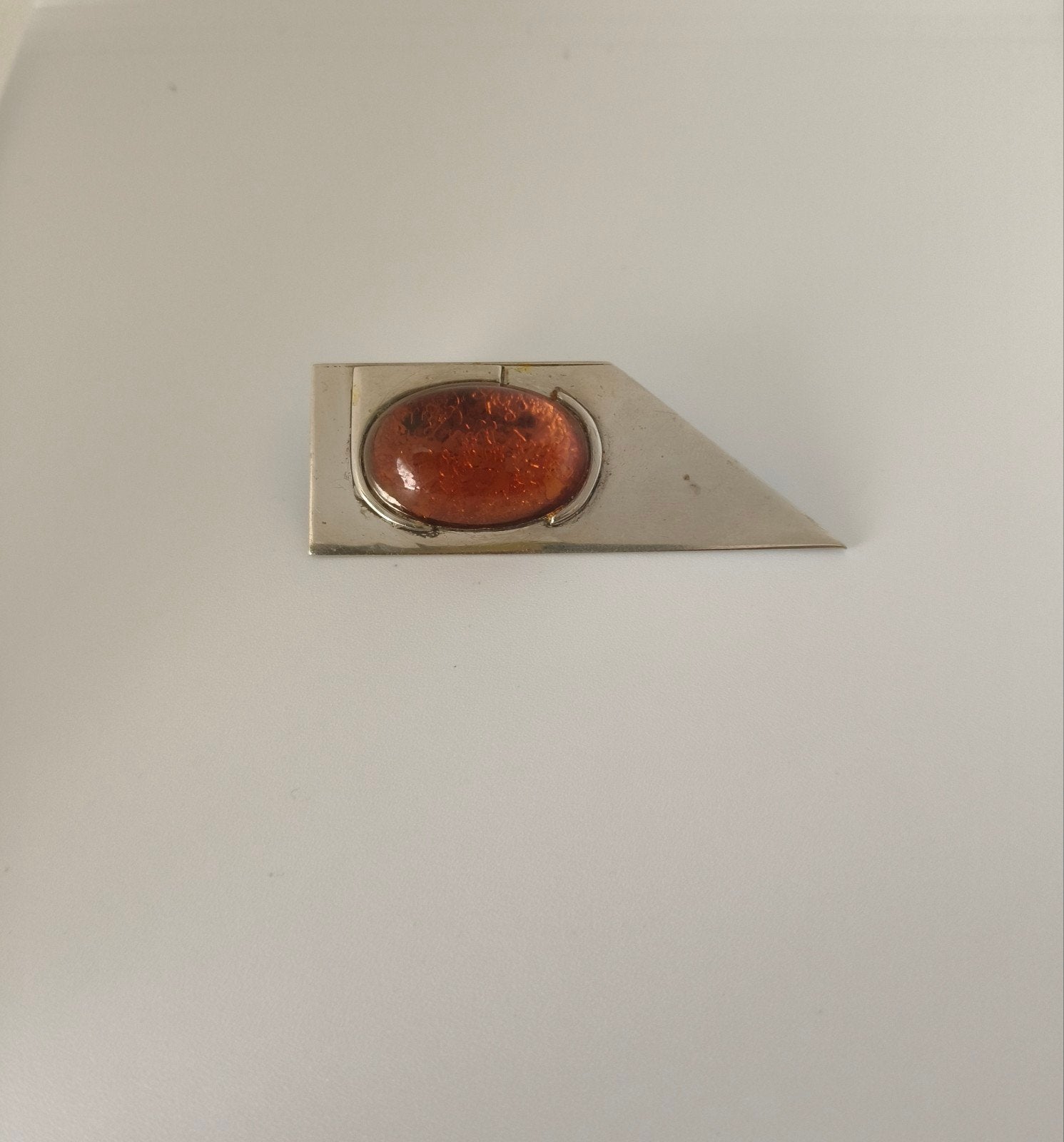 Modernistische metalen broche met barnsteen (6,8x2,5cm), Ophalen of Verzenden