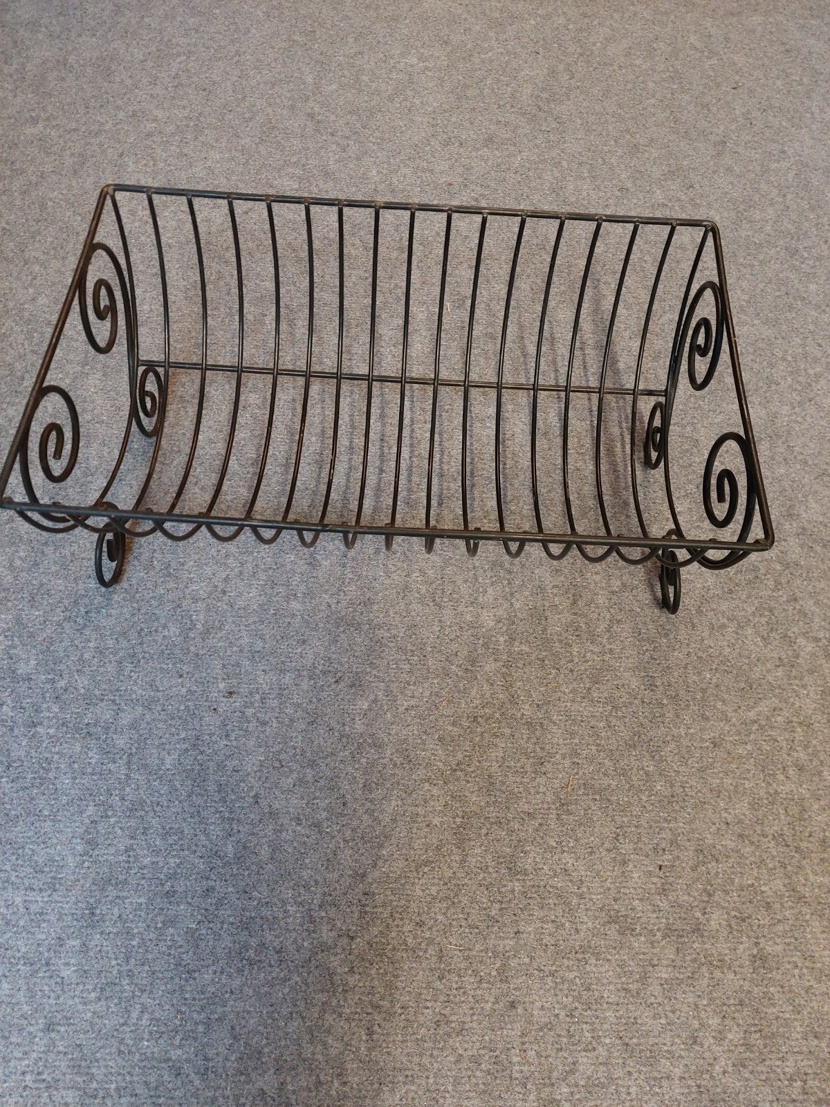 Vintage metalen krantenbak / lectuurbak met krullen, Ophalen