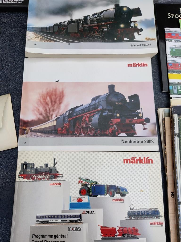 Diverse Märklin boeken: Jaarboek 2007/08, Neuheiten 2008, Ophalen of Verzenden, Gelezen, Märklin