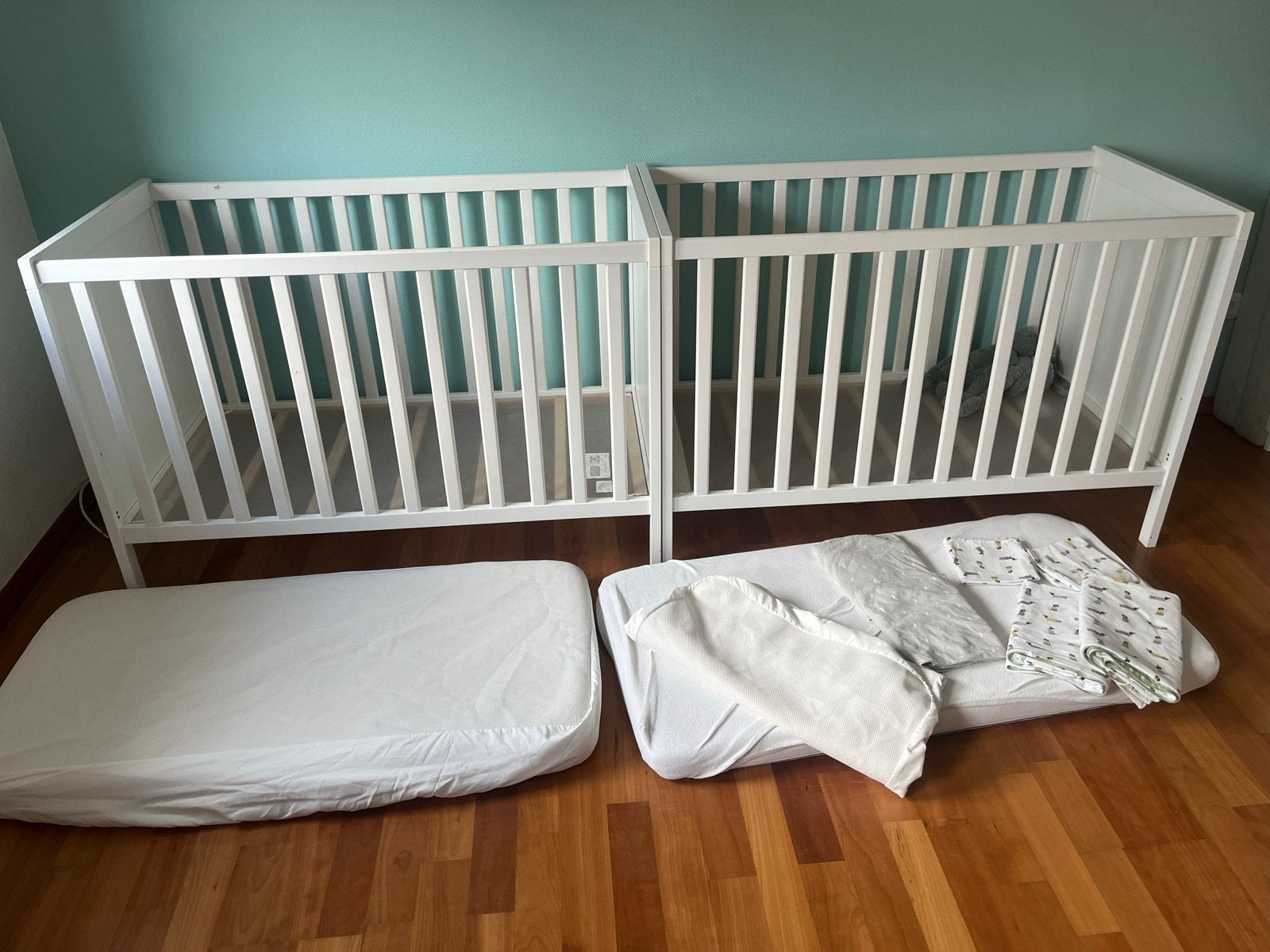 2x Wit Ledikant Tweeling met matras en beddengoed, Ophalen, Gebruikt, Ledikant