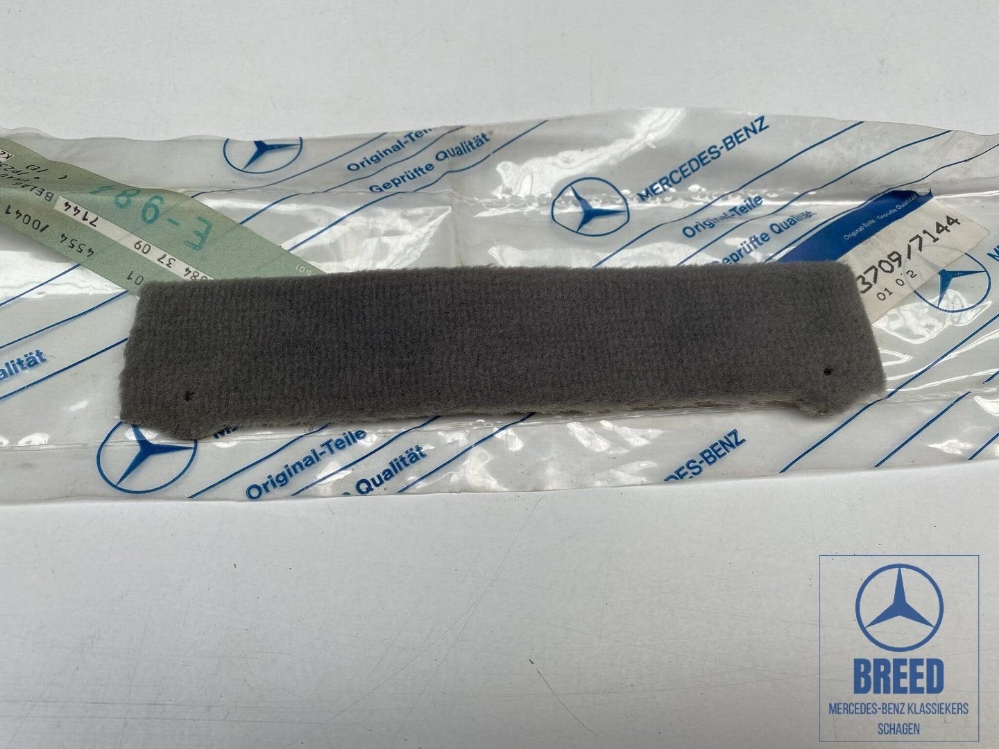 NOS tapijtdeel achterbank grijs voor Mercedes-Benz W124 W201, -, Nieuw, Ophalen of Verzenden, -