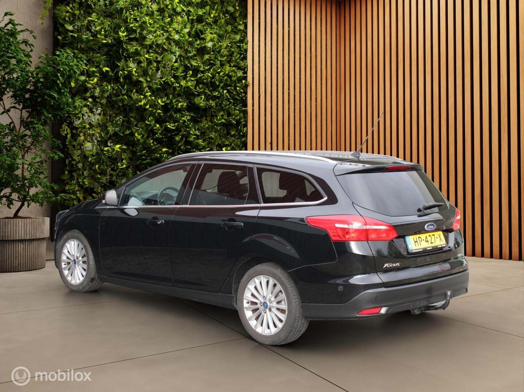 Ford Focus Wagon 1.0 TitaniumEdition|125Pk|Trekhaak|Navi|Nap, Auto's, Gebruikt, Zwart, Origineel Nederlands, Handgeschakeld
