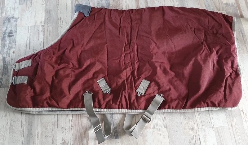 Gebruikte staldeken, ondermaat 150 cm, 100/150 gram, 100 g, Gebruikt, Overige merken, Rood