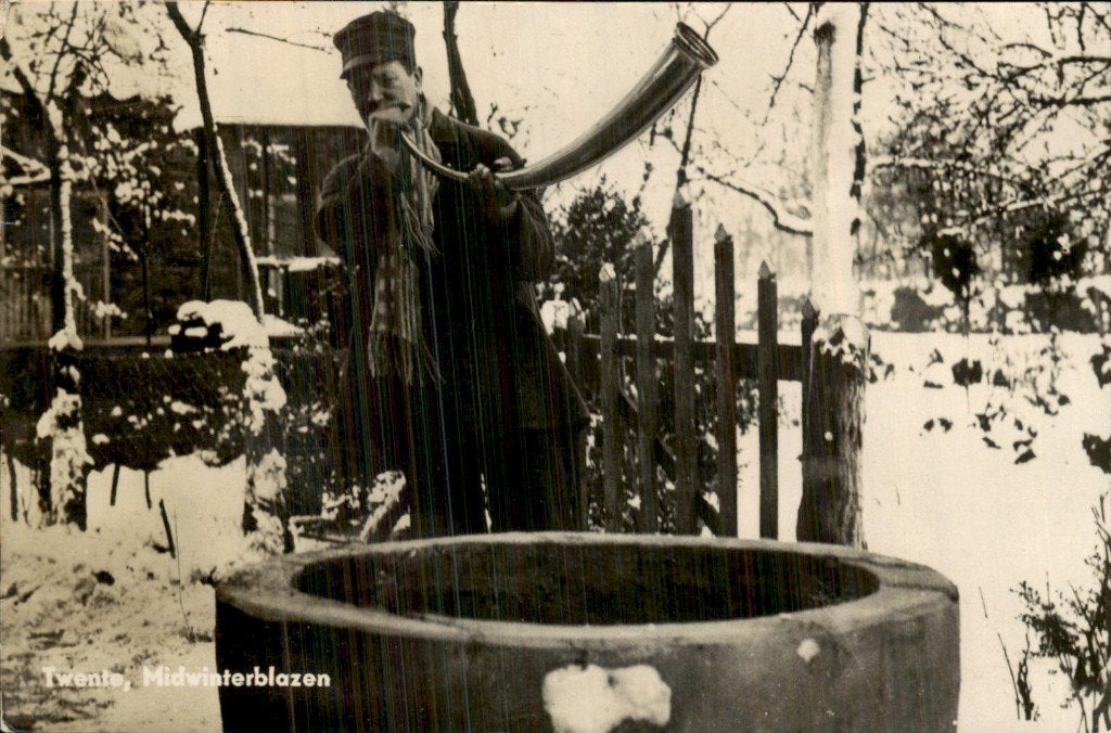 Twente - Man met midwinterhoorn - Bij put, Ophalen of Verzenden, 1920 tot 1940, Ongelopen, Overijssel