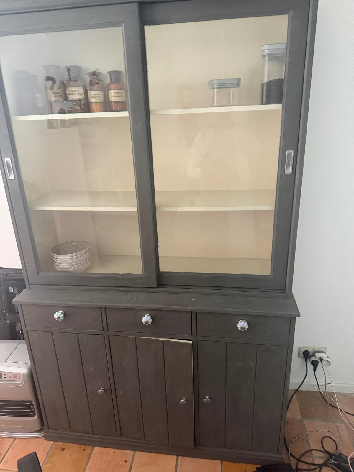 Grijze buffetkast, bijna GRATIS, Ophalen, Gebruikt, 100 tot 150 cm, Met lade(s)