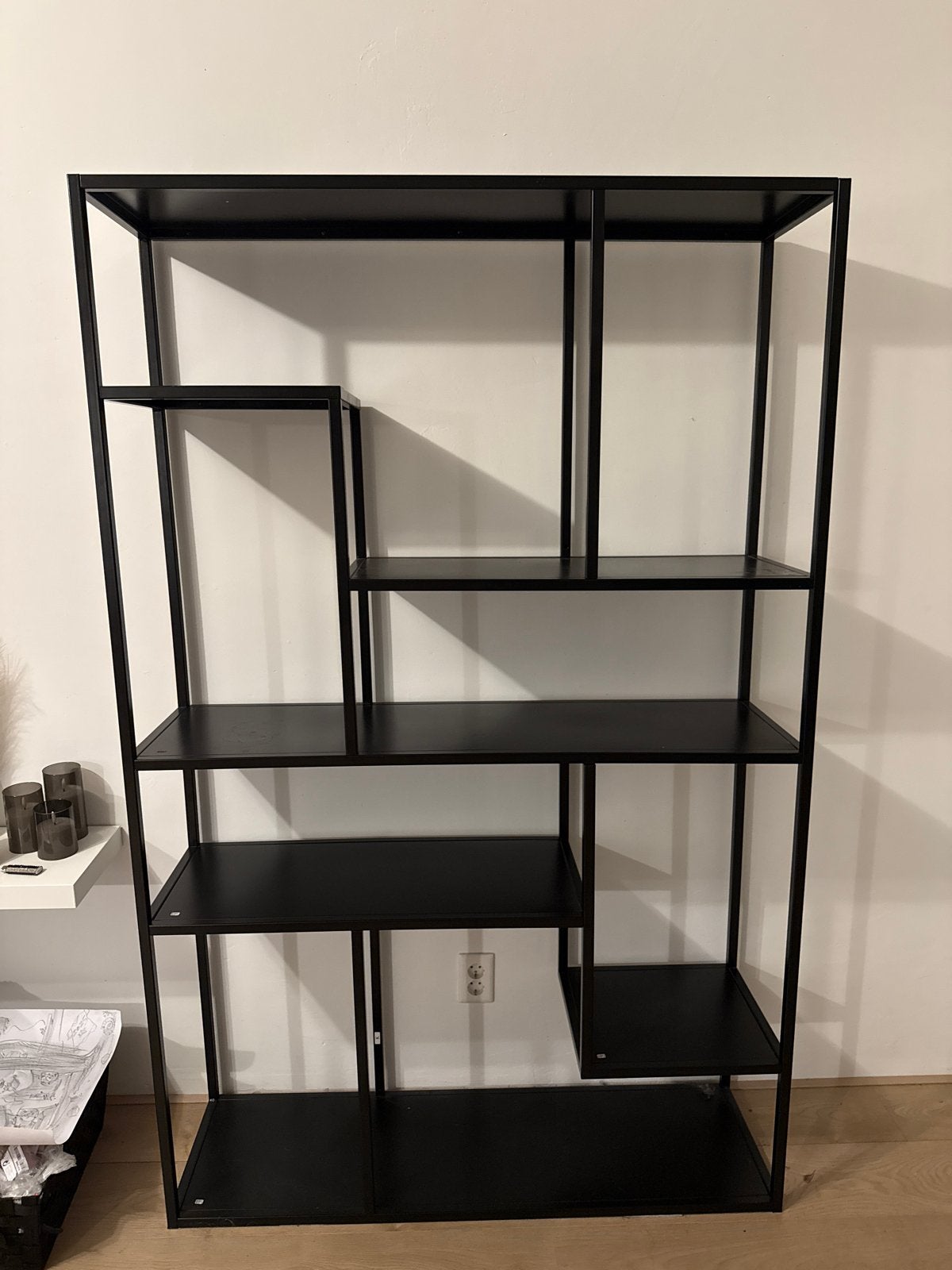 Zwart metalen open kast met asymmetrische planken, Ophalen, Met plank(en), 200 cm of meer, 50 tot 100 cm