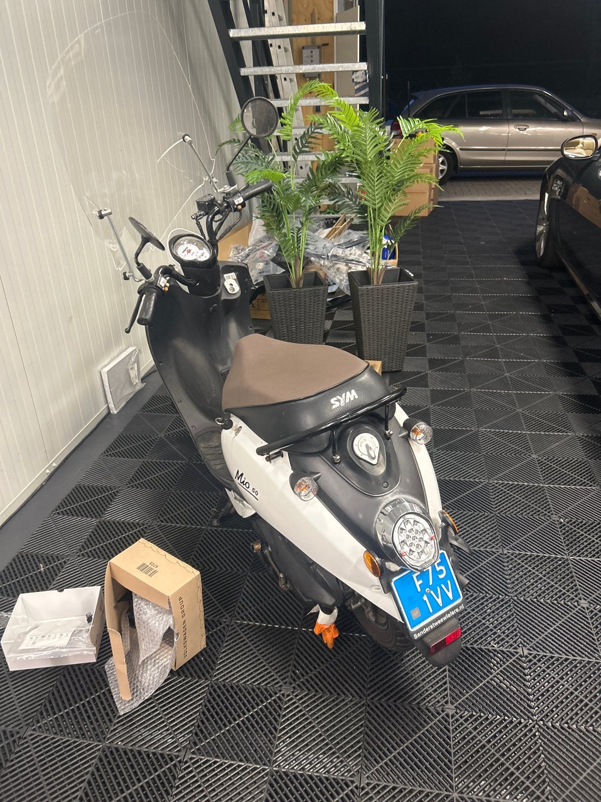 SYM Mio 50 Scooter - Wit/Zwart, SCHADE, Fietsen en Brommers, Scooters | SYM, Gebruikt, Benzine, Maximaal 25 km/u, Ophalen