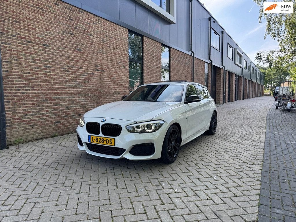 BMW 1-serie BMW M135i AUTOMAAT | M-SPORT | SCHUIF-/KANTELDAK, Auto's, Achterwielaandrijving, Gebruikt, 327 pk, Alcantara