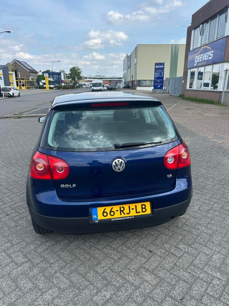 Volkswagen Golf 1.6 75KW 3D AUT 2005 Blauw / Panoramadak, Auto's, 4 cilinders, Blauw, 1200 kg, 12 km/l