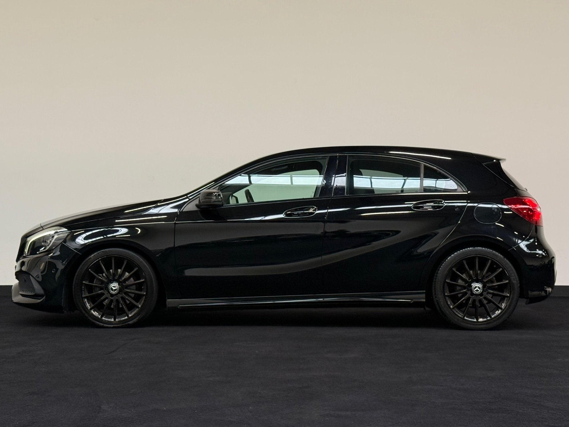 Mercedes-Benz A-klasse 180 AMG Night Dynamic Sfeer Led NAP, Auto's, Dealer onderhouden, Gebruikt, 4 cilinders, 19 km/l