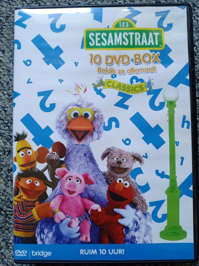 Sesamstraat 10 DVD Box - Bekijk ze allemaal!, Cd's en Dvd's, Alle leeftijden, Tv-serie, Zo goed als nieuw, Educatief