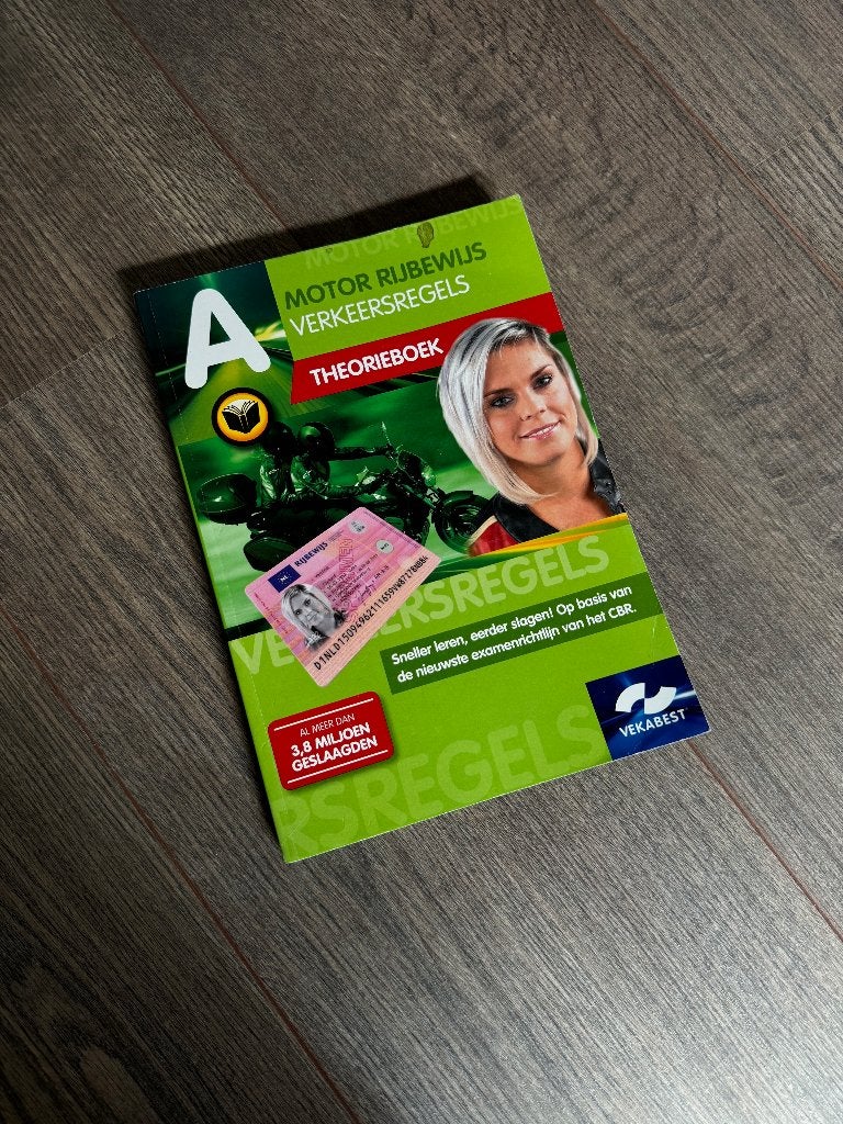 Theorieboek motor rijbewijs A - Verkeersregels (Vekabest), Boeken, Ophalen of Verzenden, Alpha, Gelezen, Niet van toepassing