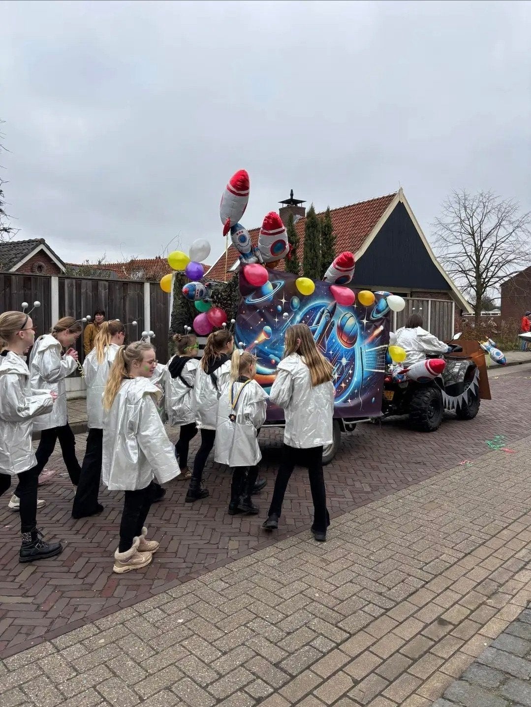 Carnaval loopgroep thema ruimte/space, 33 personen, Kleding | Dames, Carnavalskleding en Feestkleding, Ophalen of Verzenden, Maat 42/44 (L)