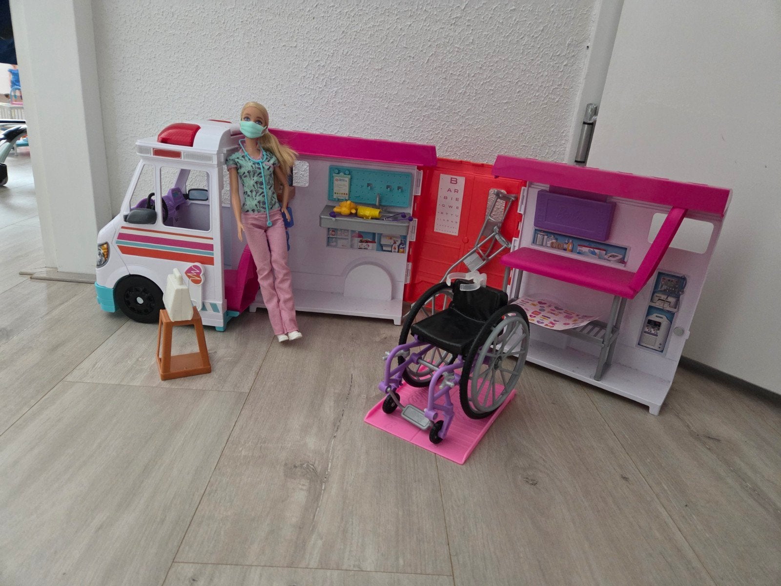 Barbie ambulance met Barbiepoppen en rolstoel, Ophalen, Zo goed als nieuw, Barbie