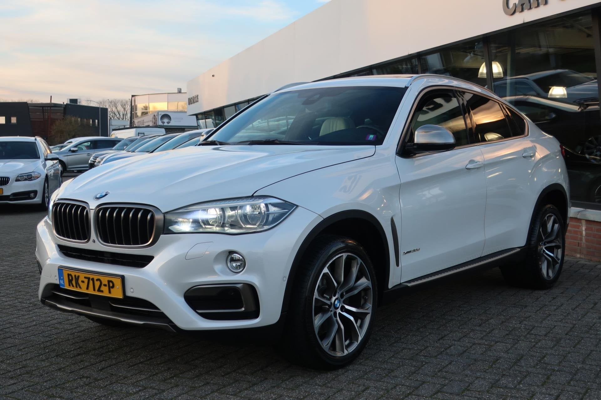BMW X6 XDrive30d High Executive 1e EIG_ADAP-CRUIS_PANO_HUD-U, Auto's, BMW, Dealer onderhouden, Gebruikt, 2993 cc, 241 €/maand