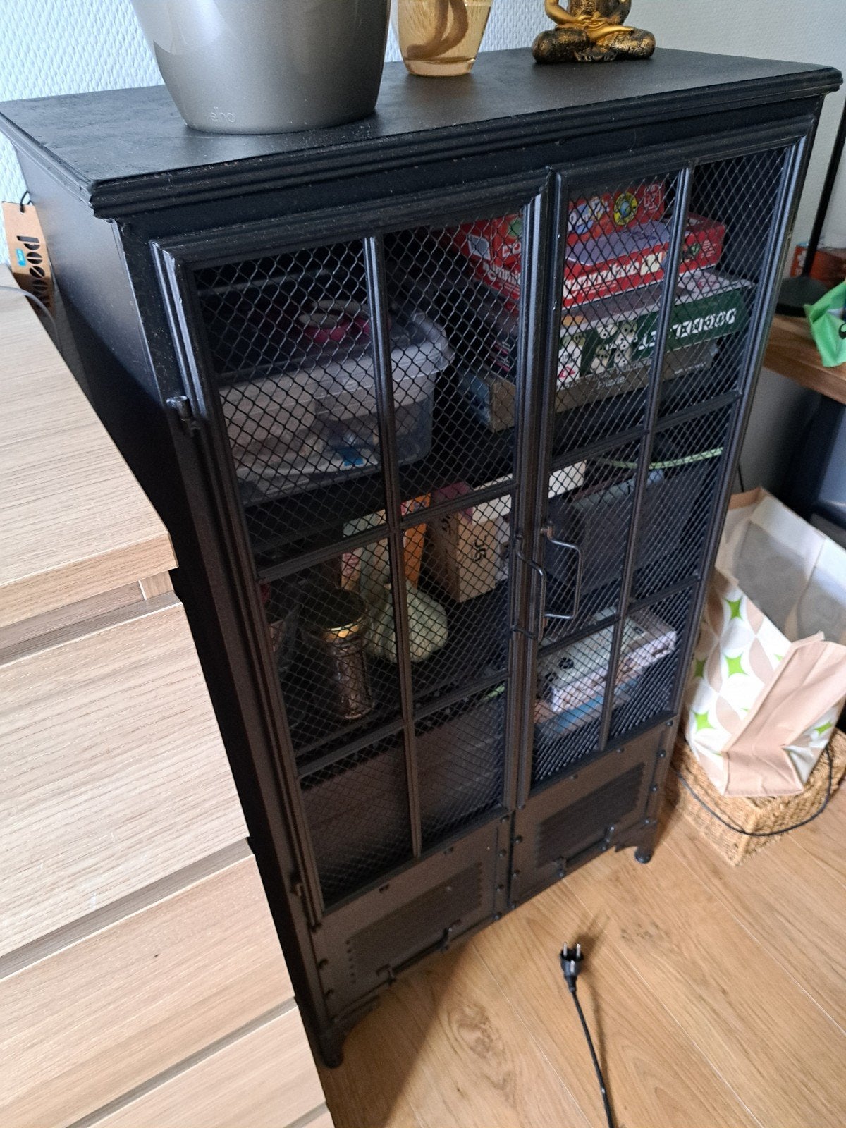 Metalen zwarte kastje., Antiek en Kunst, Ophalen