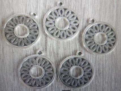 5 stuks zilverkleur bedel bewerkte cirkel. 20,8x23,9 mm., Ophalen of Verzenden, Nieuw, Bedel
