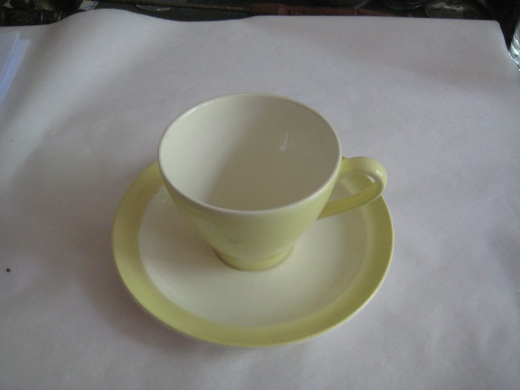 kop en schotel geel pastel regout/sphinx zwarte kat servies, Ophalen of Verzenden