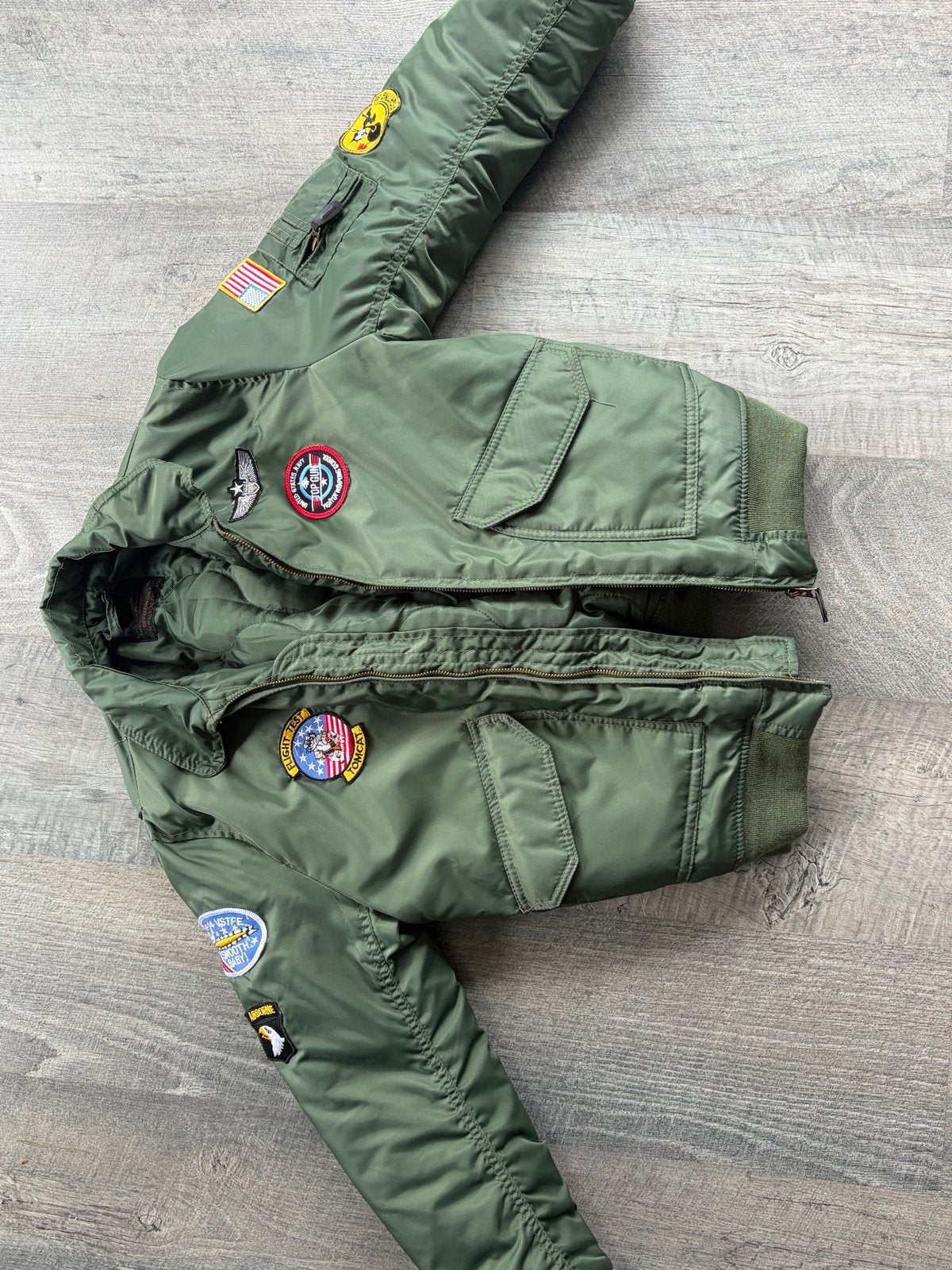 Stoere Kinderjas Maat 146/152 - Groen Bomberjack met Patches, Ophalen of Verzenden, Gebruikt, Jongen of Meisje, Jas