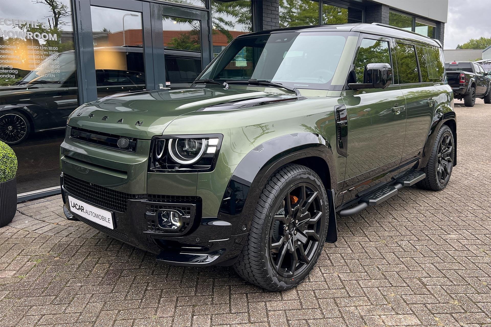 Land Rover Defender 110 P300e X-Dynamic I URBAN Widetrack, Auto's, Automaat, Dealer onderhouden, Automatische klimaatregeling