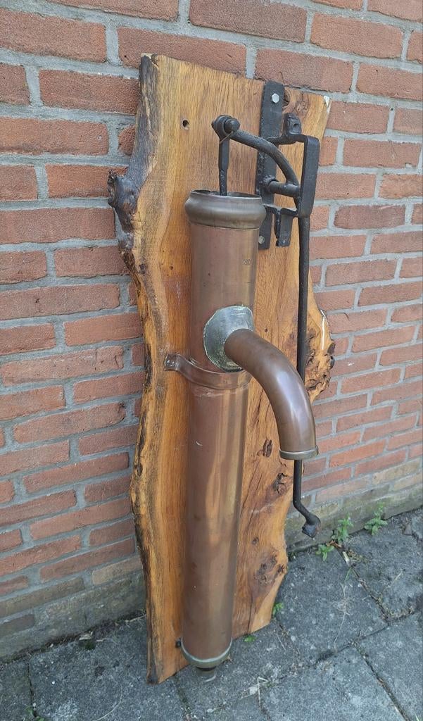Prachtige koperen waterpomp op boomplak., Tuin en Terras, Ophalen, Gebruikt, Overige typen, Onbekend