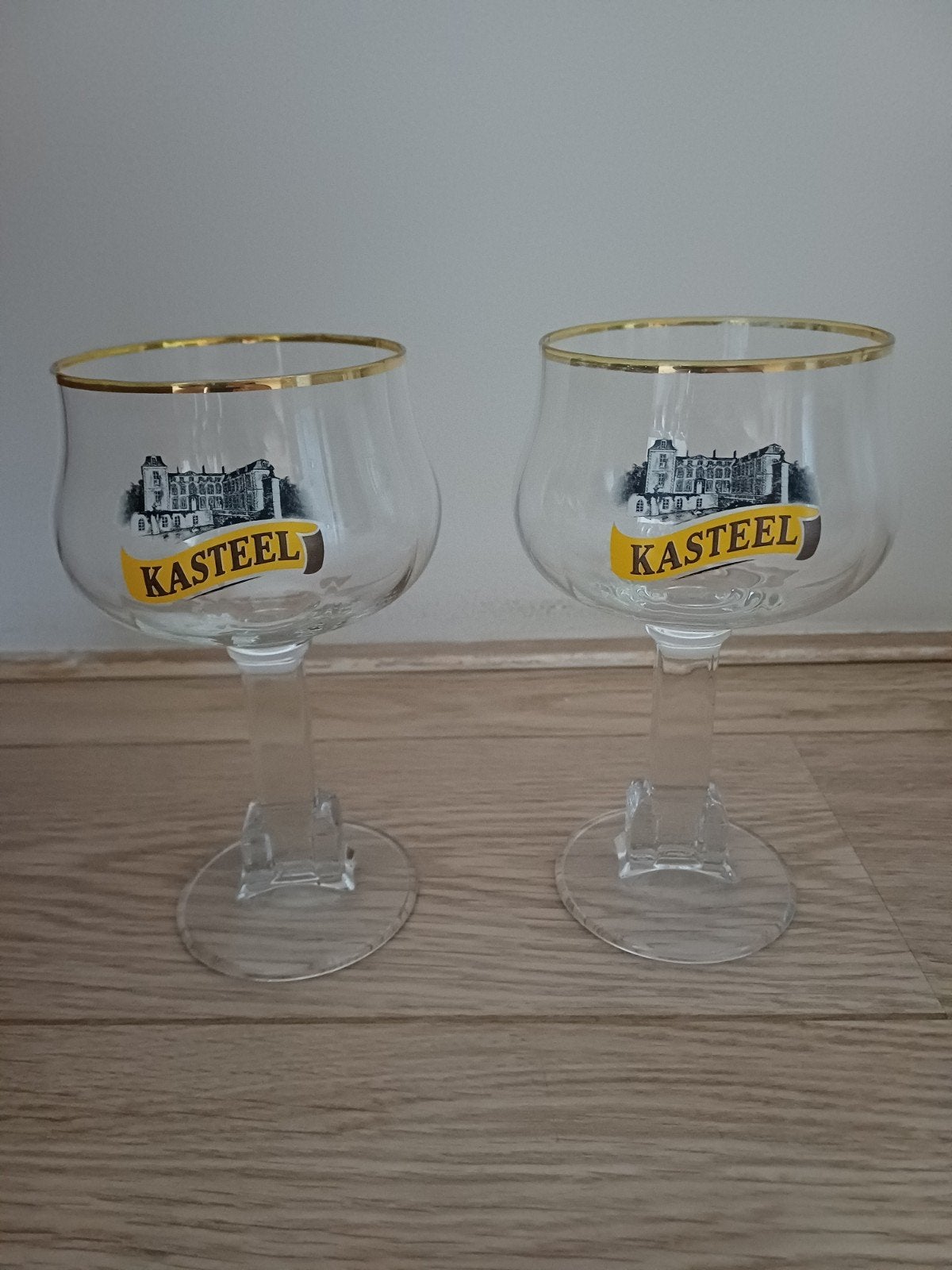2 Kasteel bierglazen met gouden rand, Ophalen