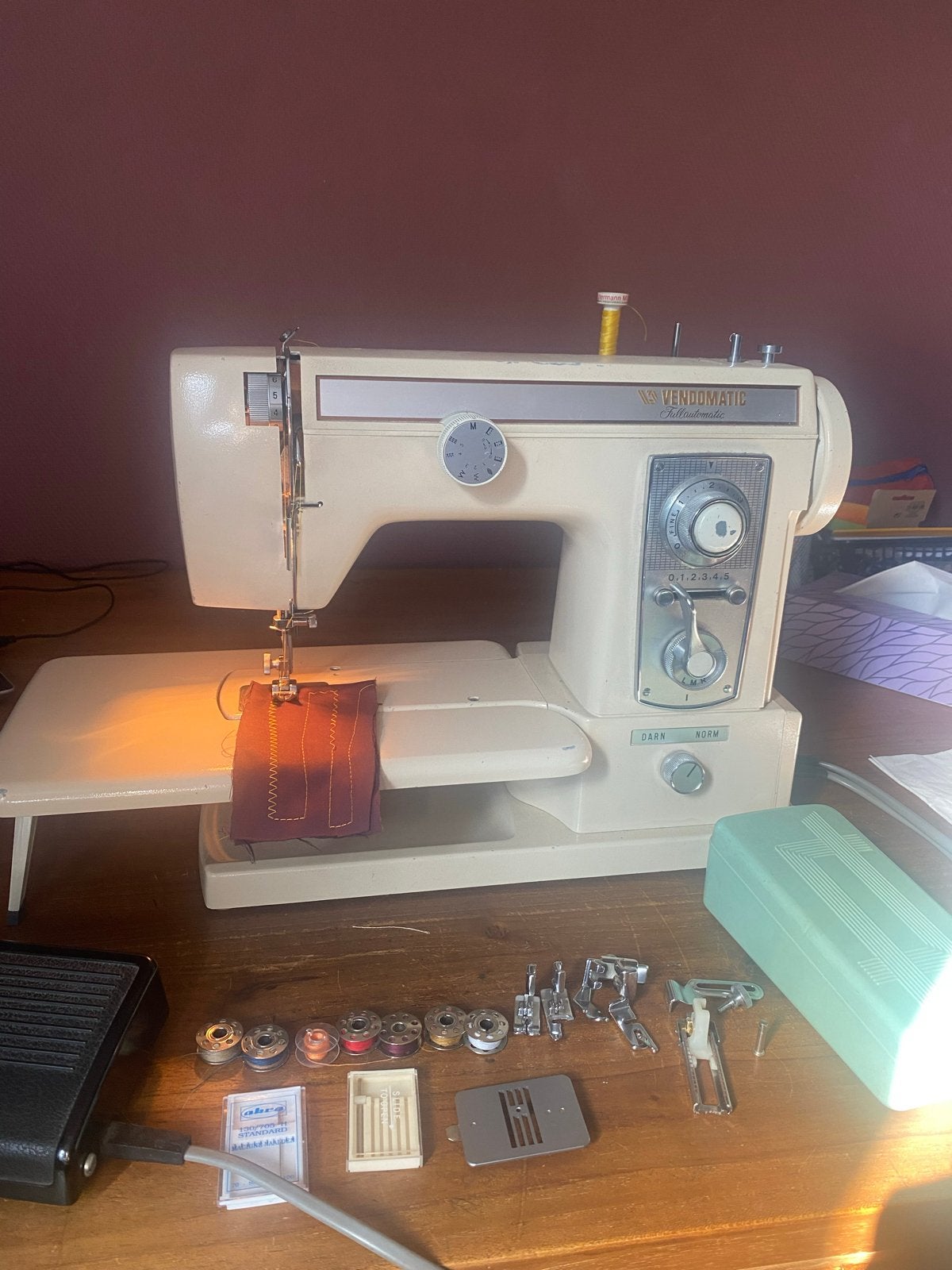 Goed werkende Vendomatic B7248 naaimachine met toebehoren, Ophalen of Verzenden, Gebruikt, Naaimachine, Overige merken