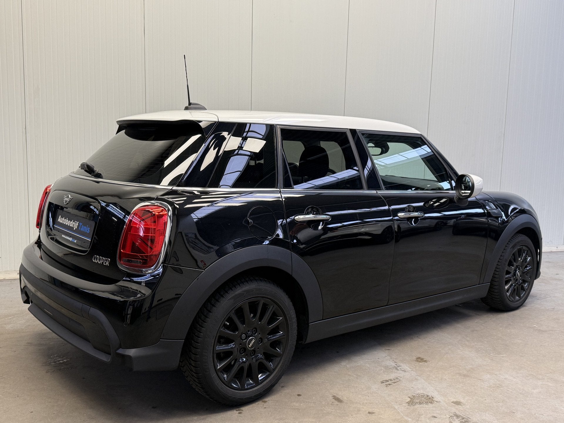 MINI Mini 1.5 136pk Cooper Maximise NAVIGATIE-SPORT INT.-CAM, Auto's, 12 maanden, 136 pk, Gebruikt, Leder en Stof