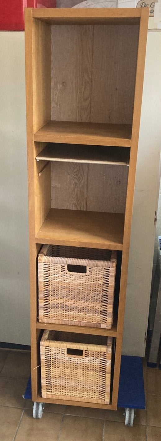 Deels open opbergkast van hout, met 2 manden. 40x35x166 cm., Ophalen, Gebruikt, 25 tot 50 cm, 150 tot 200 cm