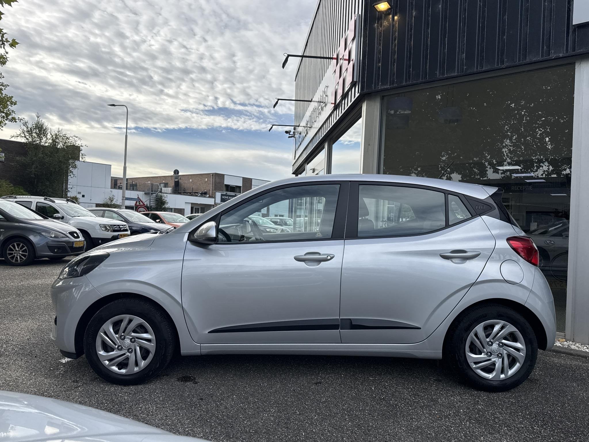 Hyundai i10 1.0 Comfort Smart Airco/ Navi/ CarPlay/ Trekhaak, Auto's, Voorwielaandrijving, Start-stop-systeem, Stof, Gebruikt