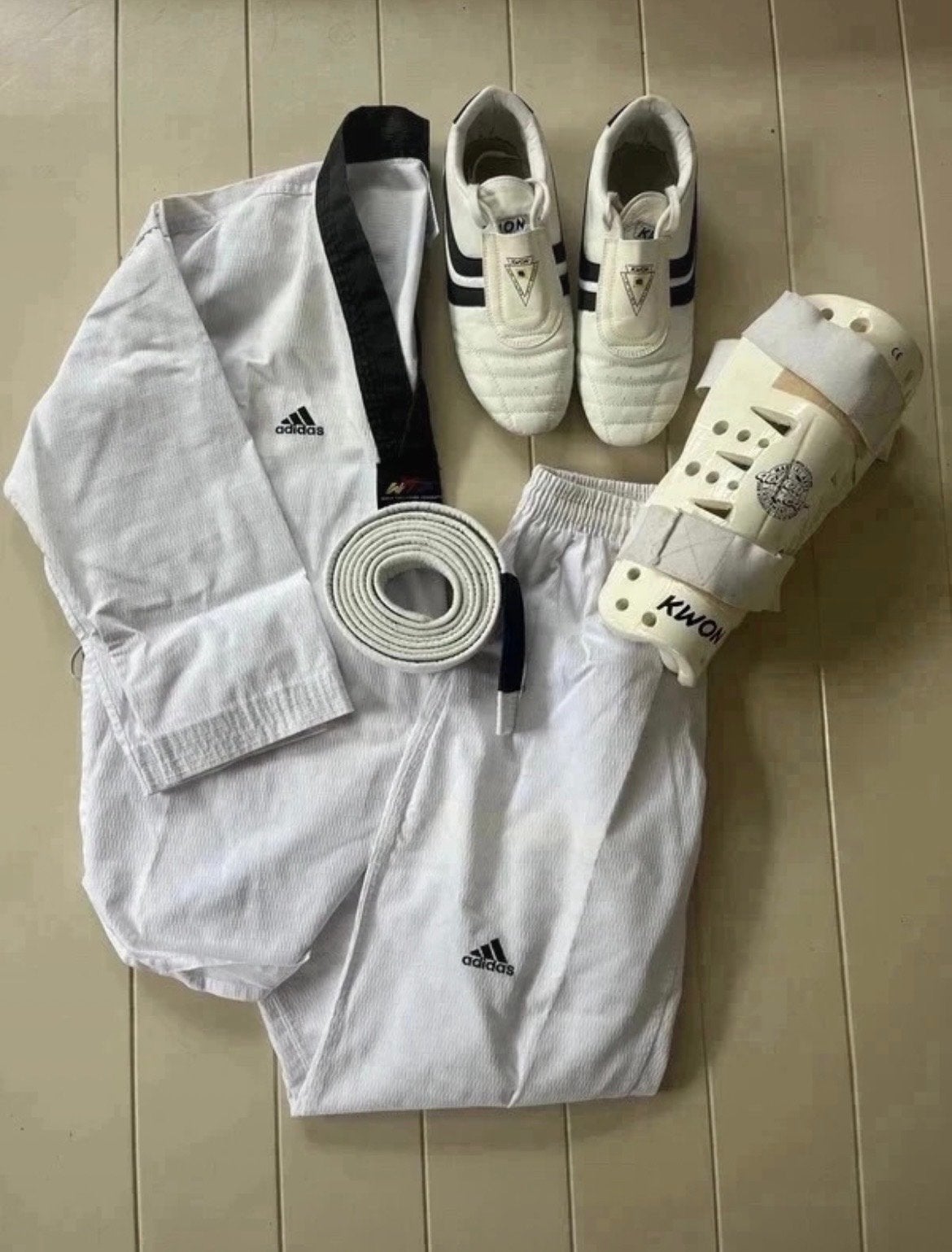 Taekwondo set: Adidas pak, Kwon schoenen en beschermers, Groter dan maat XL, Gebruikt, Taekwondo, Vechtsportpak