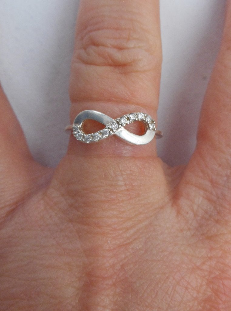 Zilveren Infinity ring met steentjes maat krap 16 nr.308, Verzenden, Dame, Zilver, Zilver