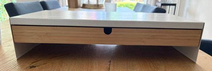 IKEA ELLOVEN monitorstandaard met lade, bamboe/wit, Ophalen, Overige typen, Zo goed als nieuw, IKEA