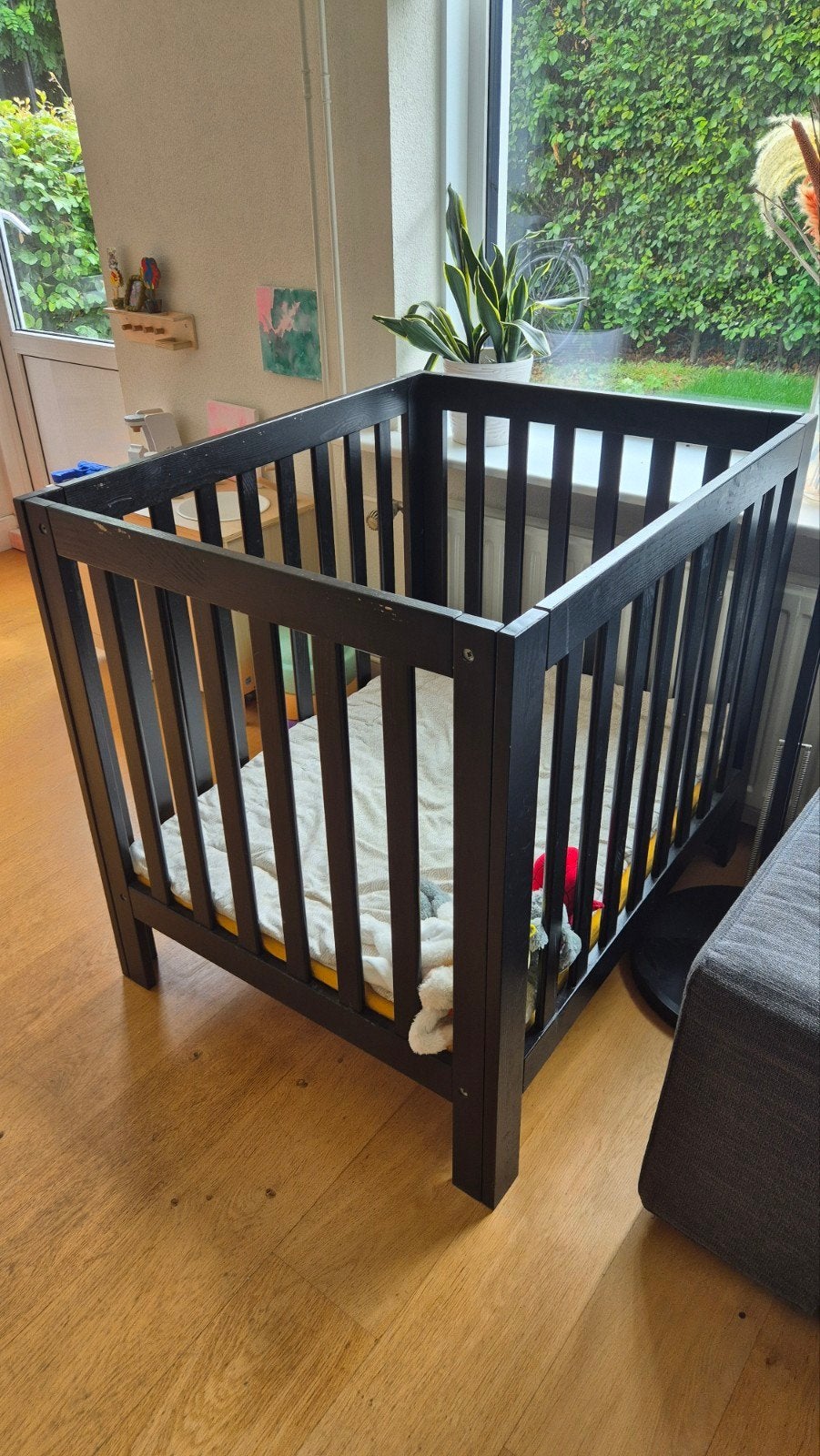 Stevige houten baby box - zwart, Kinderen en Baby's, Boxen, Ophalen, Gebruikt, Vierkant