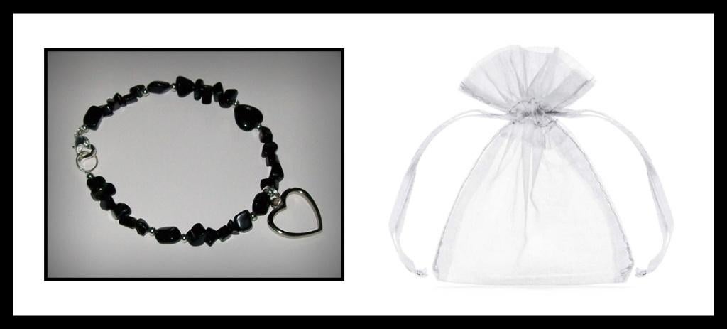 Handgemaakte armband zwarte natuursteentjes met hartjes, Ophalen of Verzenden, Nieuw, Zwart, Met bedels of kralen