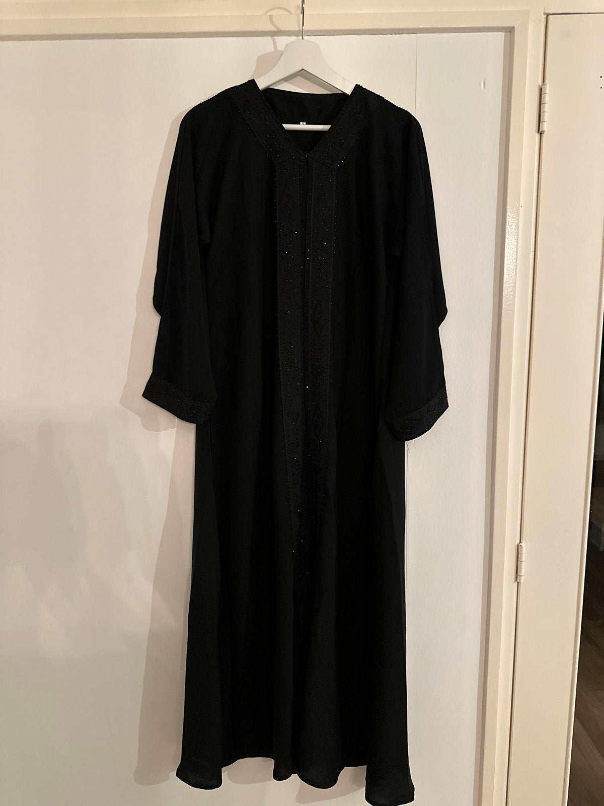 Elegante Zwarte Abaya met Borduurwerk, Zwart, Nieuw, Ophalen of Verzenden, Maat 36 (S)
