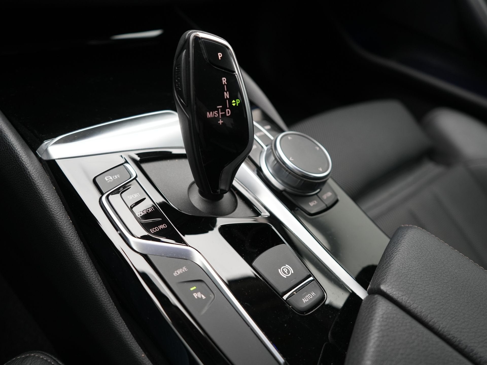 Foto 26 van BMW 5 Serie 530e iPerformance Sportline PHEV 252pk | Adaptiv