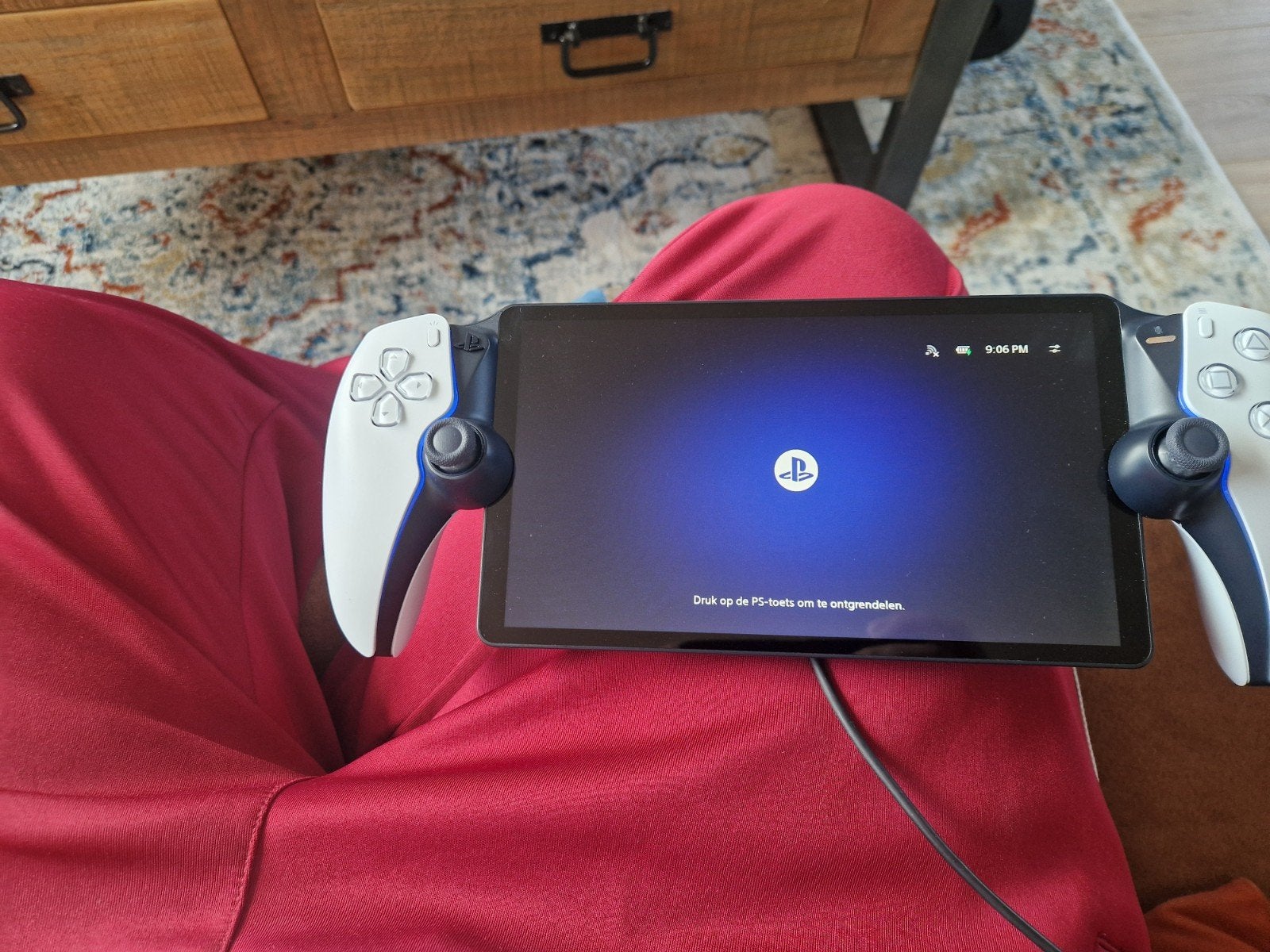 Playstation Portal, met Spigen curry case