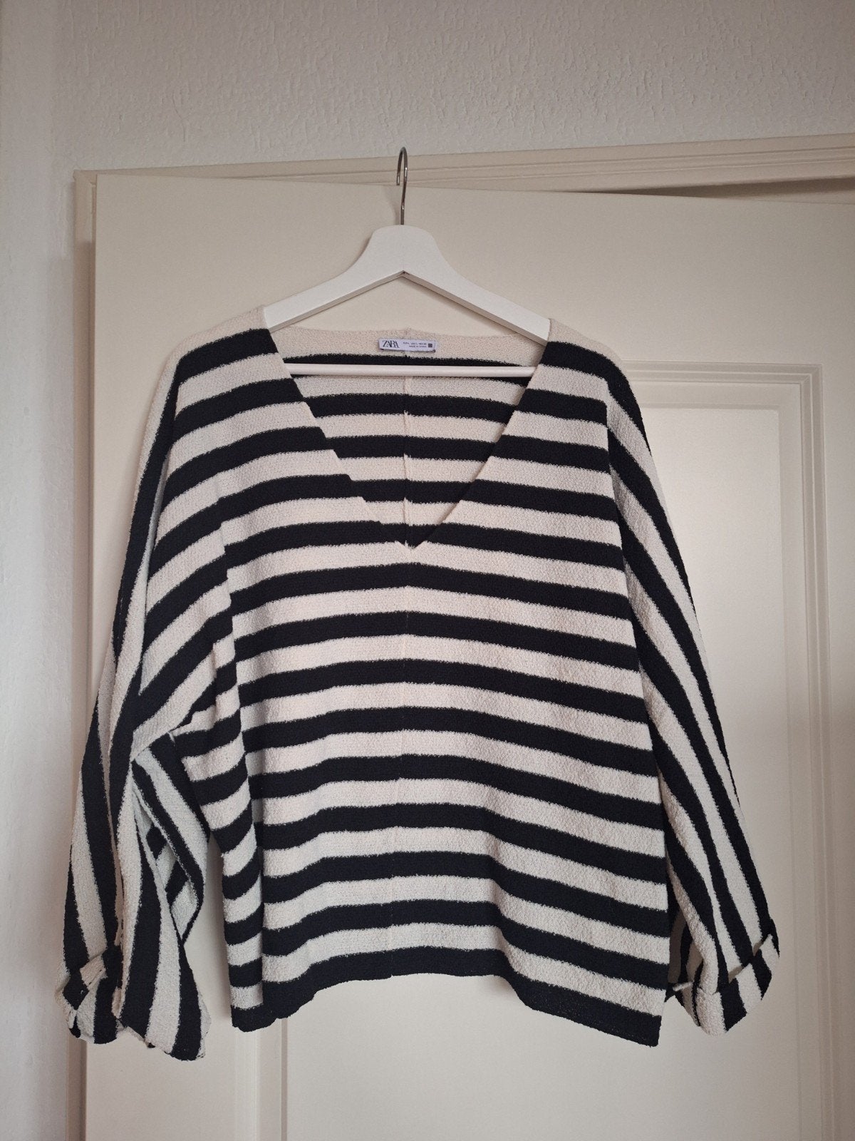 Zara gestreepte trui met V-hals, zwart/wit, maat L, Maat 42/44 (L), Ophalen of Verzenden, Gedragen, Zara