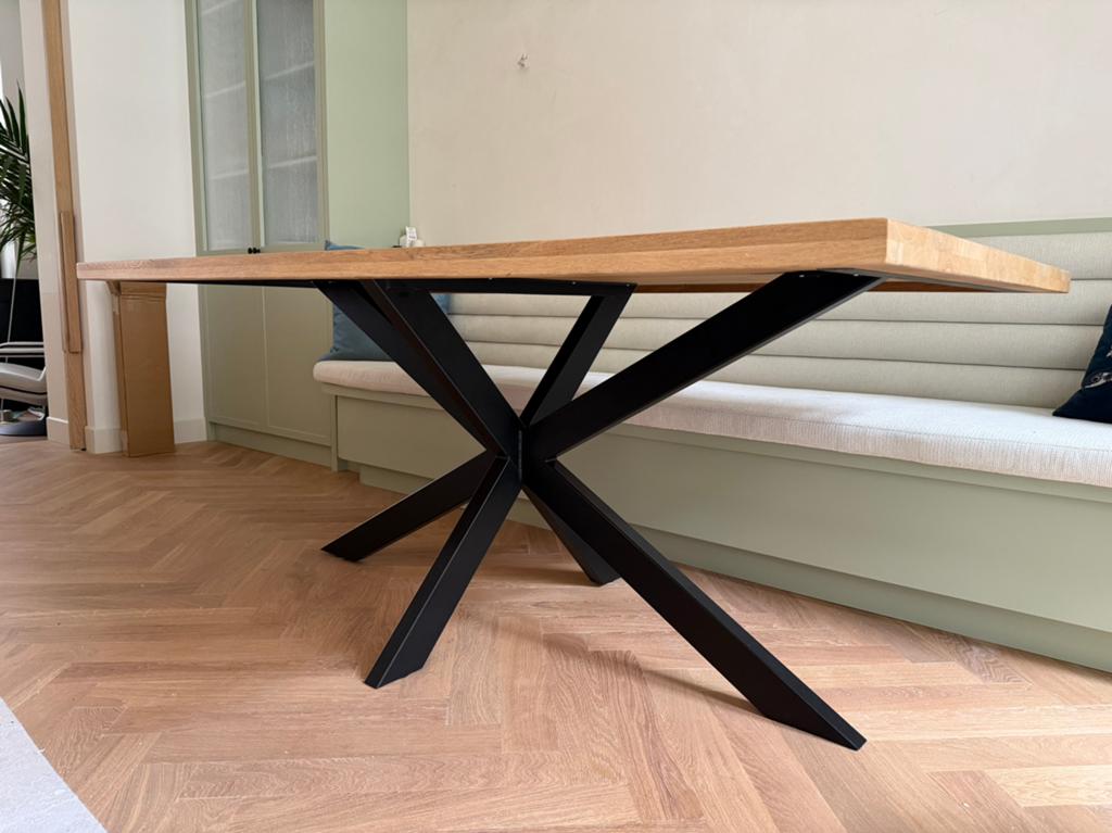 Mooie eikenhouten eettafel met zwart metalen poot., Huis en Inrichting, Tafels | Eettafels, Ophalen, Gebruikt, Eikenhout, 200 cm of meer