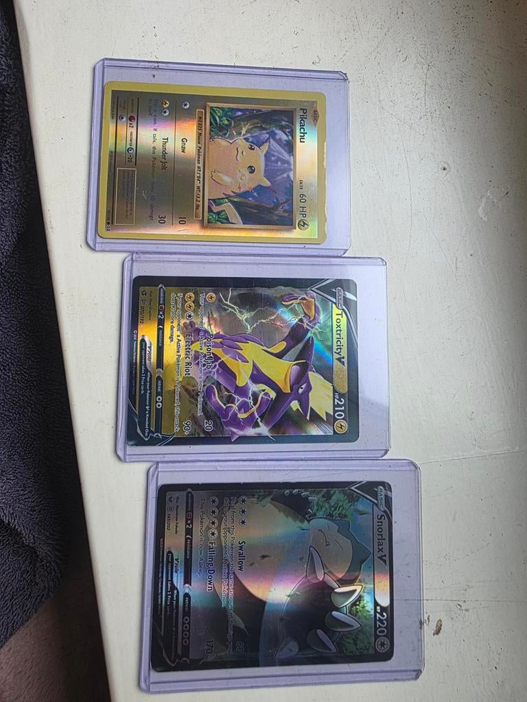 Pokémon kaarten: Pikachu, Toxtricity V, Snorlax V, Ophalen of Verzenden, Zo goed als nieuw, Meerdere kaarten, Foil