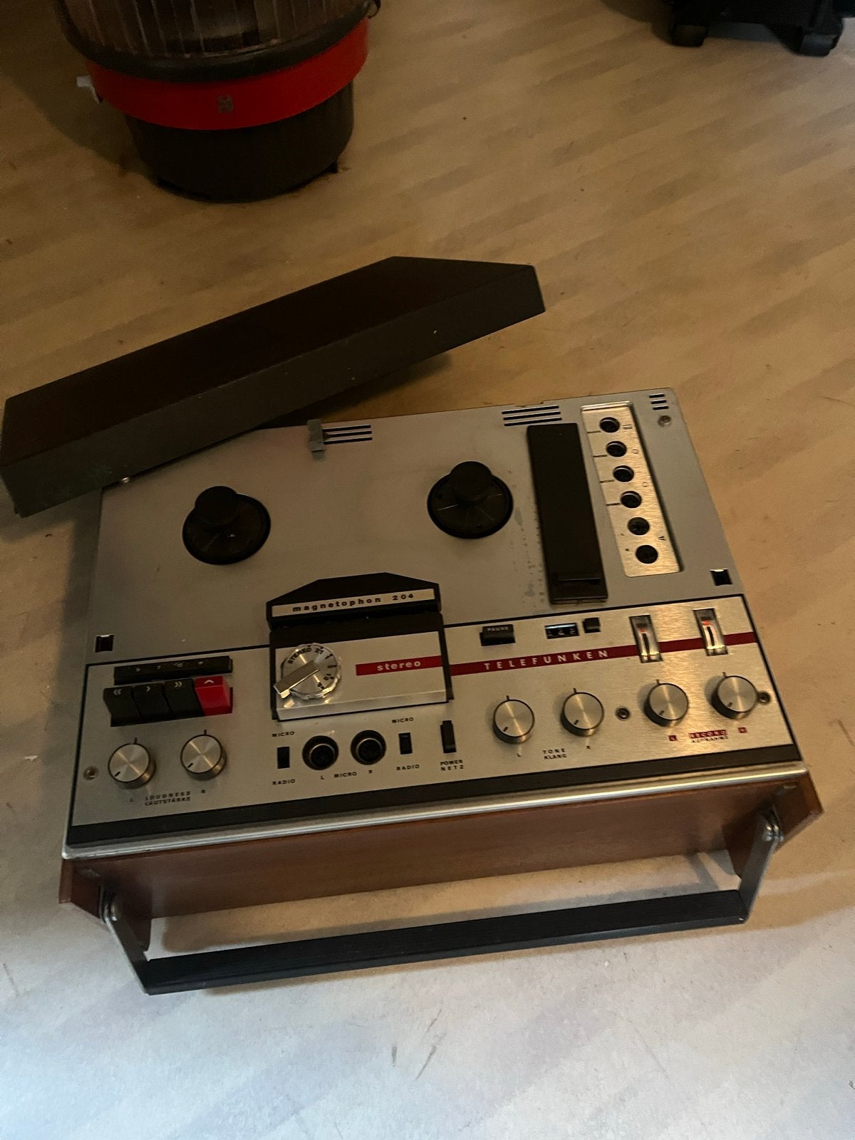 Defecte Telefunken bandrecorder en Philips radio (1955), Ophalen, Defecte bandrecorder