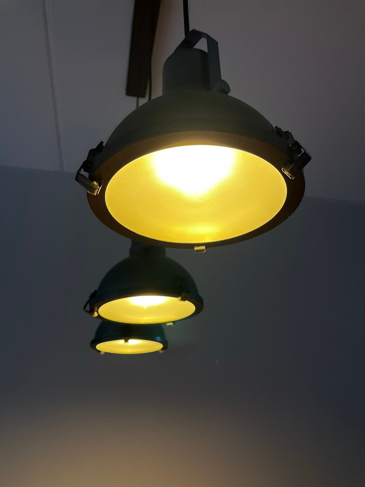 Foto 6 van Industriële hanglamp 3 kappen - Magnus zwart metaal