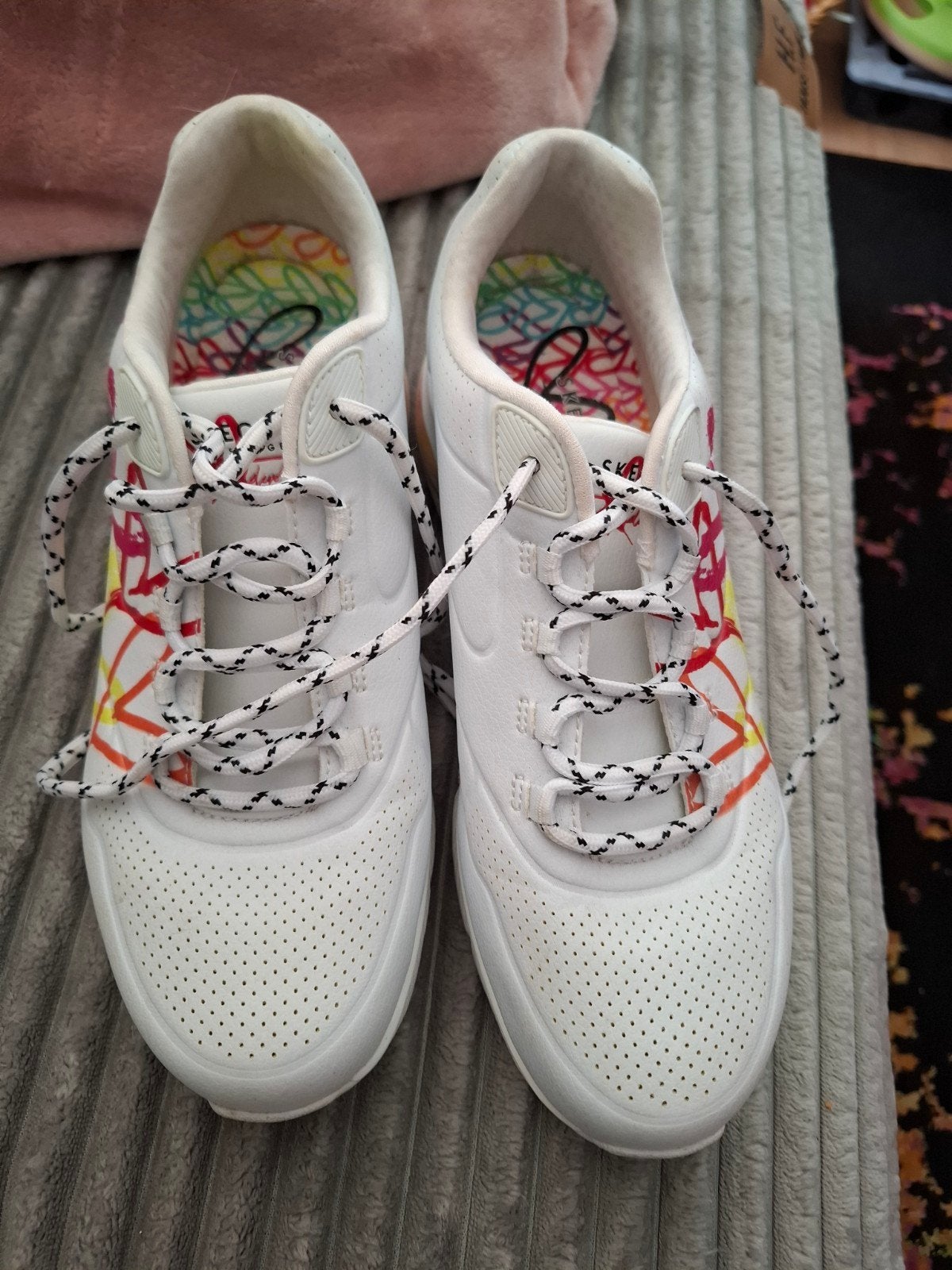Witte sneakers met regenboogdetails, Kleding | Dames, Ophalen of Verzenden, Zo goed als nieuw, Wit, Sneakers of Gympen