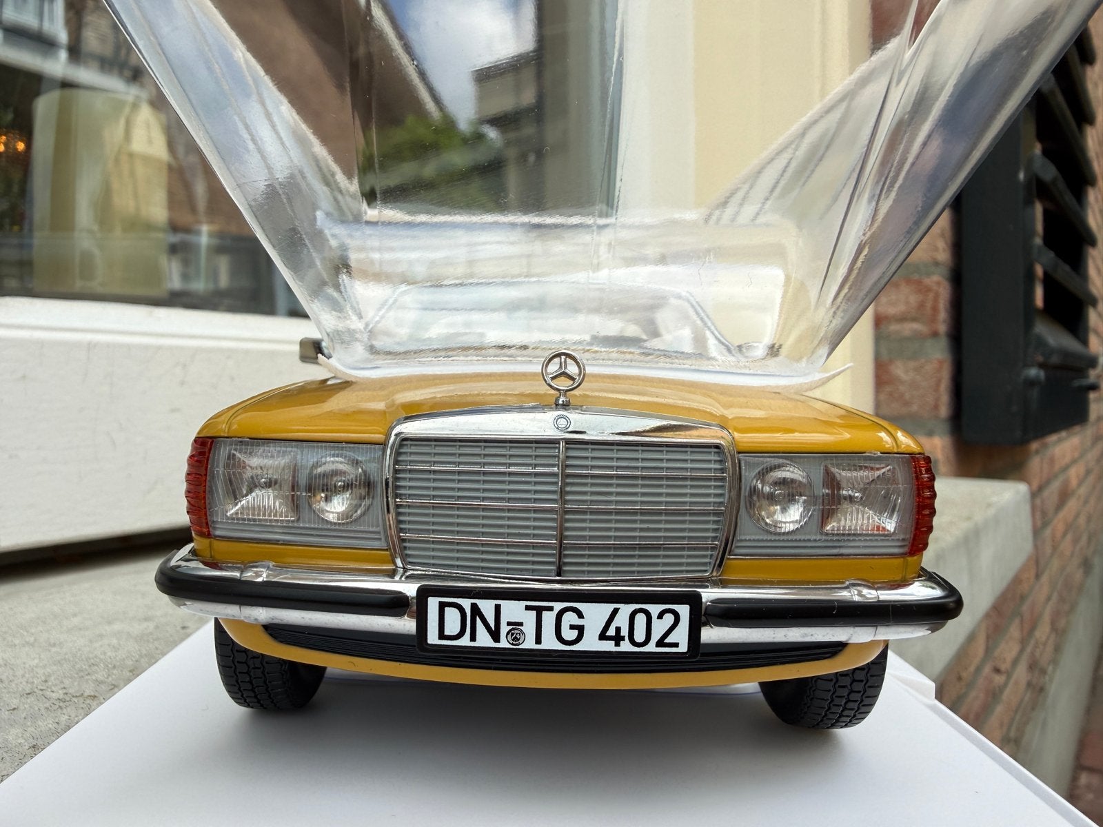 1:18 Mercedes C123 280 CE Coupe Sahara geel 1980 Norev, Auto, Norev, 70-72 Av. de Bohlen, Vaulx-en-Velin, 69120, France, Norev