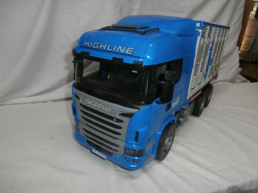 Bruder blauwe Scania truck met vee afzetcontainer en koe, Ophalen, Zo goed als nieuw
