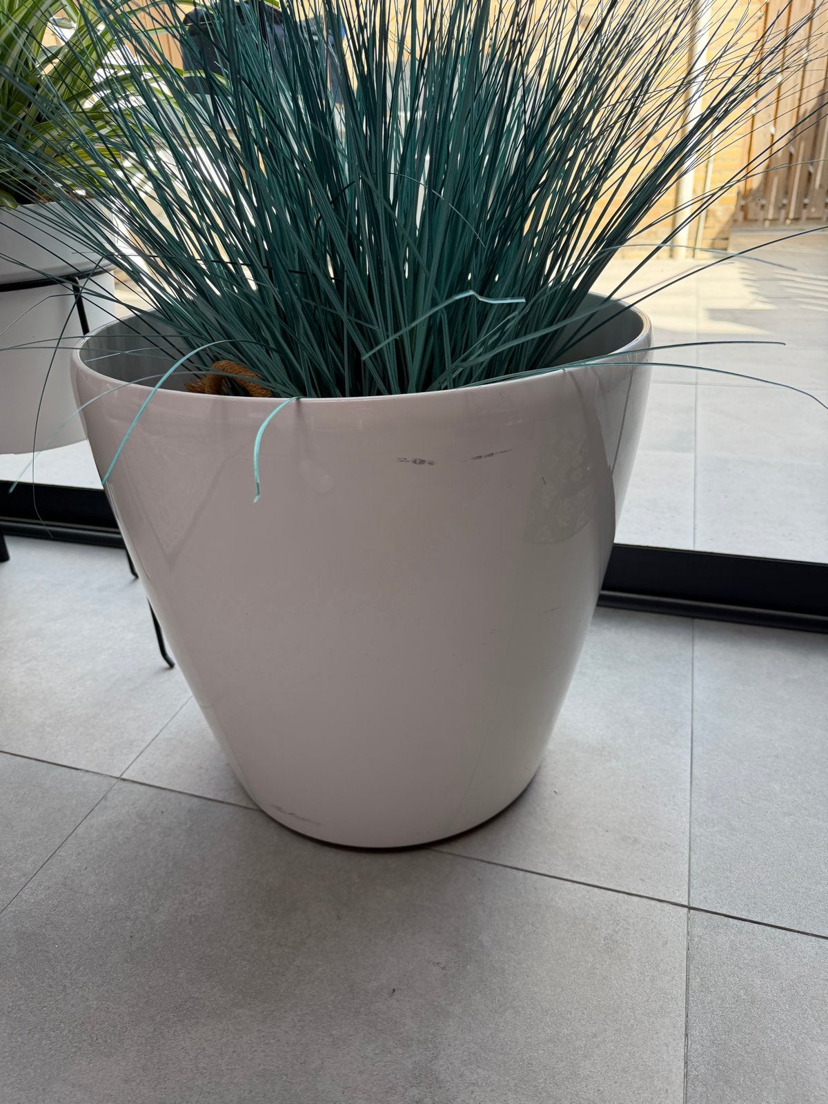 Grote witte bloempot (zonder de plant) zo goed als nieuw, Ophalen, Kunststof, 40 cm of meer, Rond