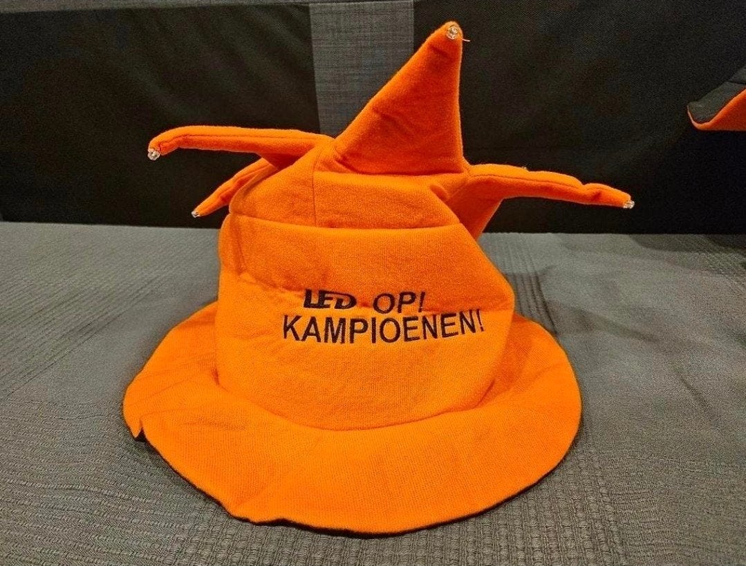 2x Philips LED Op! Kampioenen Oranje Hoed Koningsdag Kleding, Kleding | Dames, Ophalen of Verzenden, Zo goed als nieuw